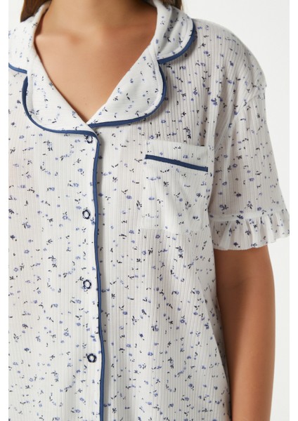 Kadın Fırfırlı Mavi Minik Çiçekli Ön Düğmeli Kısa Kol Alt Üst Pijama Takımı