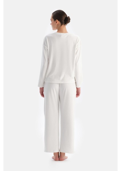 Ekru Baskı Detaylı Uzun Kollu Kadife Pijama Takımı fiyatları