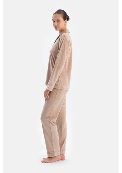 Sütlü Kahve Biye Detaylı Kadife Gömlek Pantolon Pijama Takımı