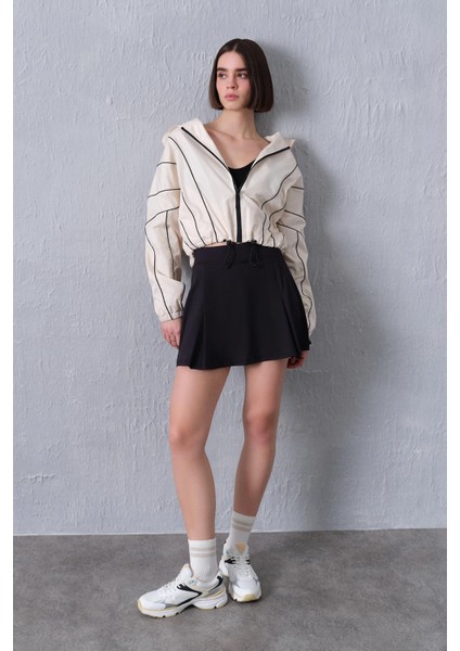 Beyaz Kadın Biye Detaylı Yağmurluk