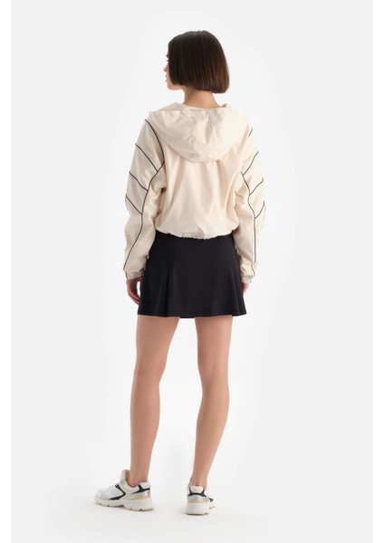 Beyaz Kadın Biye Detaylı Yağmurluk modelleri