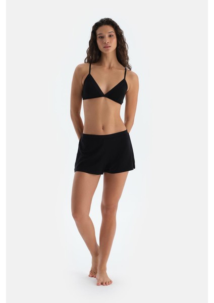 Siyah Basic Yanı Şerit Dantel Detaylı Şort fırsatları