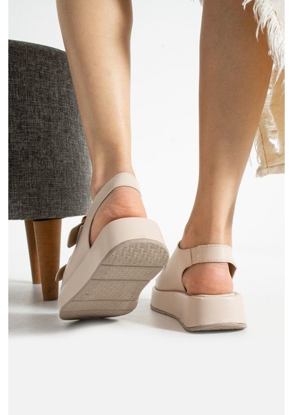 Bej Kalın Taban Lastik Detaylı Çift Toka Sargılı Sandalet fırsatları