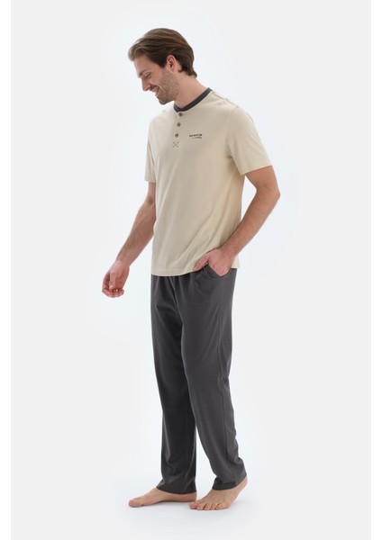 Taş Kısa Kollu Pat ve Baskı Detaylı Tişört Pantolon Pijama Takımı modelleri