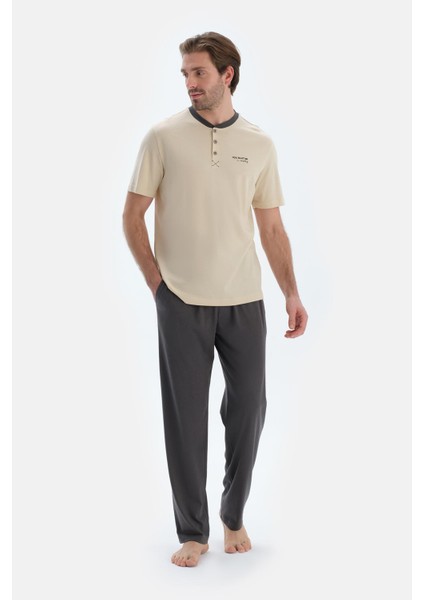 Taş Kısa Kollu Pat ve Baskı Detaylı Tişört Pantolon Pijama Takımı fırsatları