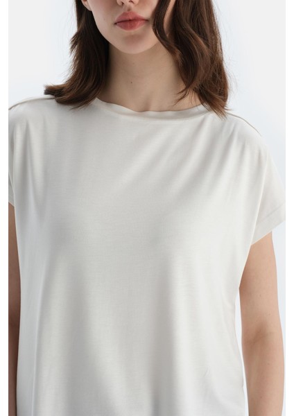 Kırık Beyaz Düşük Omuzlu Dikiş Detaylı Viskon Tişört Pantolon Pijama Takımı fırsatları