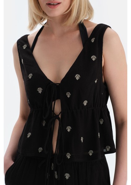 Siyah Kolsuz Önden Bağlamalı Üst indirimleri