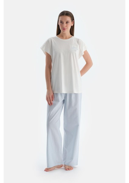 Kırık Beyaz Baskı Detaylı Altı Çizgili Tişört Pantolon Pijama Takımı