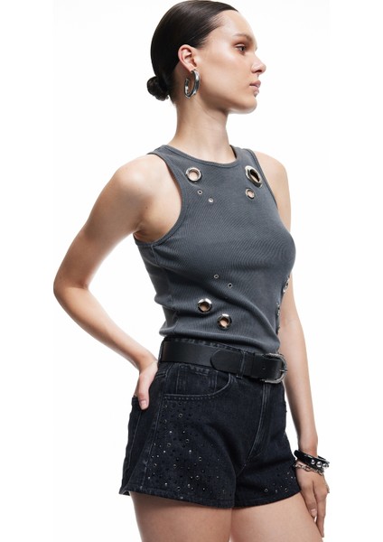 Düğmeli Cep Detaylı Taşlı Mini Denim Şort