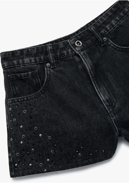 Düğmeli Cep Detaylı Taşlı Mini Denim Şort