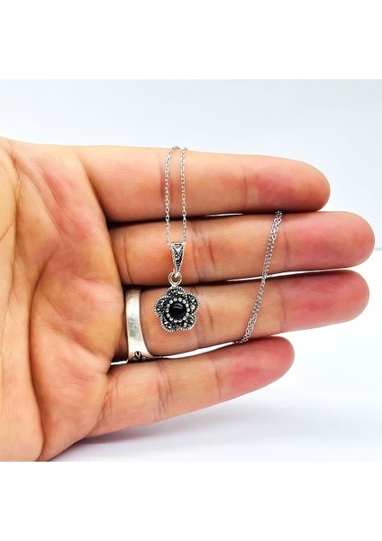 Gül Model Oltu Taşı Işçilikli 925 Ayar Gümüş Kolye