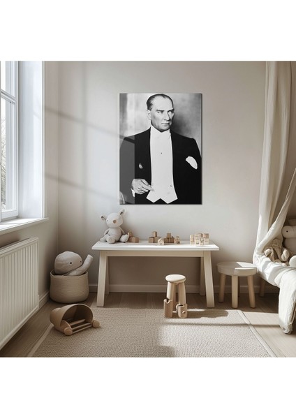 Atatürk Portre Cam Tablo – Şık Smokinli Duruşuyla Kararlı ve Anlamlı Tasarım - ATA113