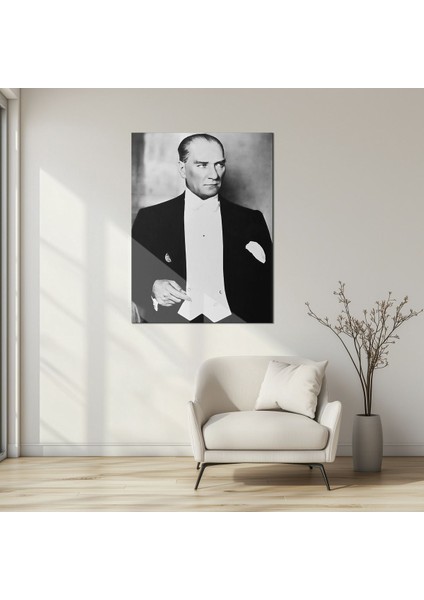 Atatürk Portre Cam Tablo – Şık Smokinli Duruşuyla Kararlı ve Anlamlı Tasarım - ATA113