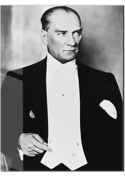 Atatürk Portre Cam Tablo – Şık Smokinli Duruşuyla Kararlı ve Anlamlı Tasarım - ATA113