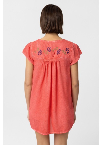 Nar Çiçeği Sırtı Nakışlı Kısa Kollu Pamuklu Gömlek Bluz fırsatları