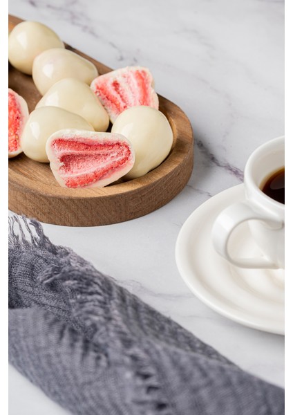 Beyaz Çikolata Kaplı Dondurularak Kurutulmuş Çilek – Doğal Freeze Dry Meyve Atıştırmalık 80G fiyatları