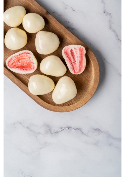 Beyaz Çikolata Kaplı Dondurularak Kurutulmuş Çilek – Doğal Freeze Dry Meyve Atıştırmalık 80G modelleri