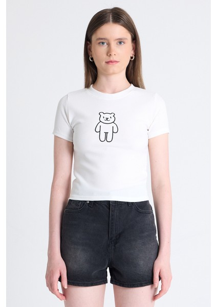 Beyaz Ayıcık Işlemeli Slim Fit Crop Tişört 2217 fiyatları