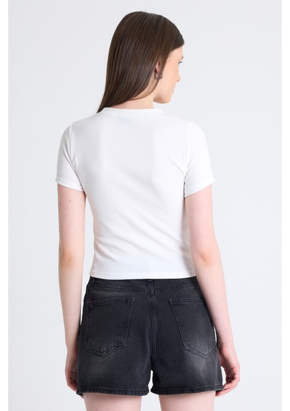 Beyaz Ayıcık Işlemeli Slim Fit Crop Tişört 2217 indirimleri