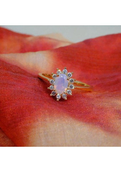 Gümüş Yüzük - Oval Kesim Pembe Kuvars Yan Zirkon Taşlı Modern 925 Ayar Gümüş Kadın Tektaş Yüzük