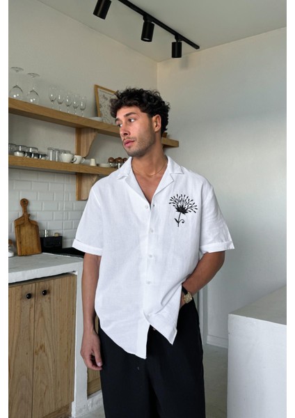 Beyaz Nakışlı Oversize Kısa Kol Gömlek