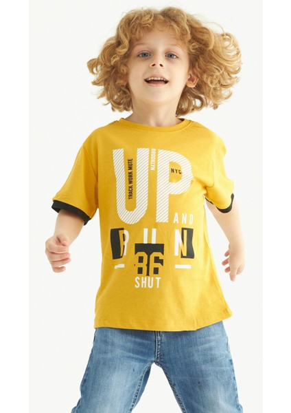 Erkek Çocuk Hardal Renkli Up Baskılı Kısa Kollu Tişört
