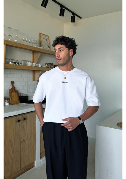 Minimal Baskılı Beyaz Oversize Tişört