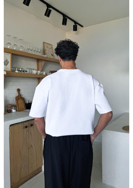 Minimal Baskılı Beyaz Oversize Tişört fiyatları