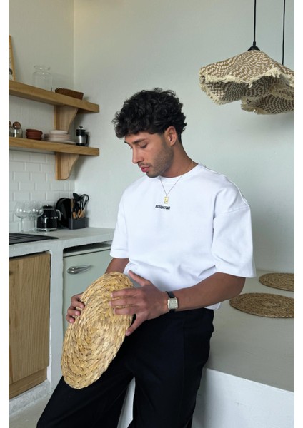 Minimal Baskılı Beyaz Oversize Tişört fırsatları