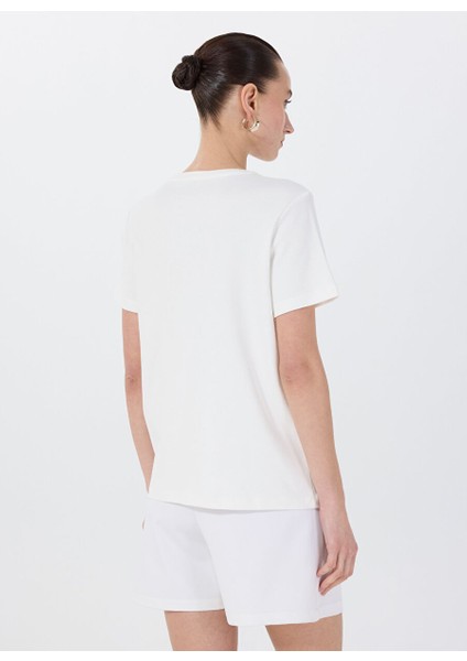 Beyaz Kadın Relaxed Nakışlı T-Shirt F5SL-TST0388 fırsatları