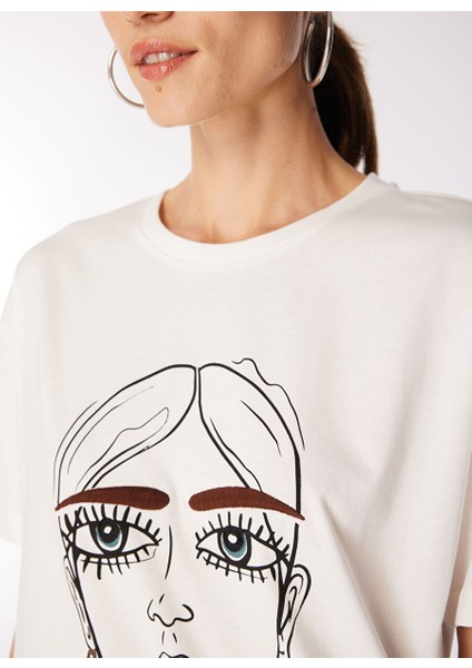 Kırık Beyaz Kadın Basic Nakışlı T-Shirt F4WL-TST0356 fırsatları