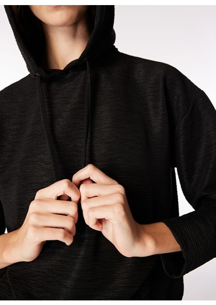 Siyah Kadın Kapüşon Yaka Rahat Crinkle Sweatshirt F4WL-SWT0536 fırsatları