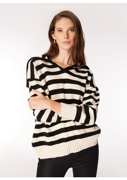 Siyah - Beyaz Kadın Geniş Oversize Çizgili Kazak F4WL-KZK0664 fiyatları