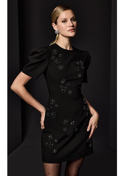 Çiçek Motif Detaylı Bedene Oturan Mini Elbise