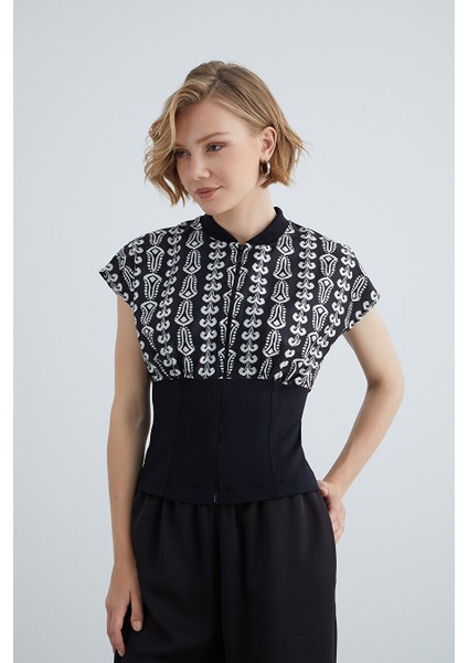 Beli Korse Detaylı Desenli Siyah Bluz