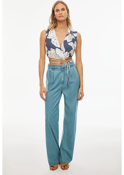 Alyas Regular Fit Çiçek Desenli Crop Boy Kruvaze Beyaz Indigo Renk Kadın Bluz