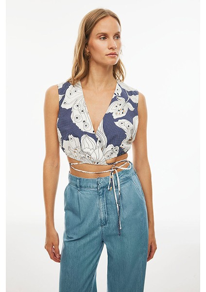 Alyas Regular Fit Çiçek Desenli Crop Boy Kruvaze Beyaz Indigo Renk Kadın Bluz