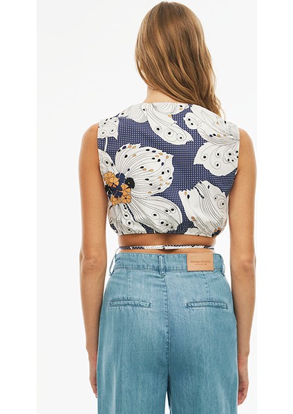 Alyas Regular Fit Çiçek Desenli Crop Boy Kruvaze Beyaz Indigo Renk Kadın Bluz