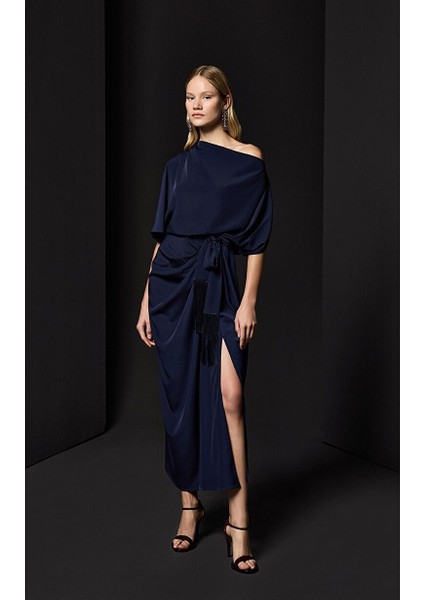 Drape Detaylı Yırtmaçlı Midi Boy Saten Elbise