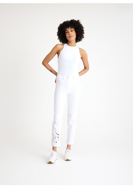 Yüksek Bel Beyaz Nakış Detaylı Kadın Straight Fit Jean modelleri