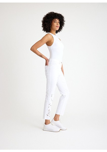 Yüksek Bel Beyaz Nakış Detaylı Kadın Straight Fit Jean indirimleri