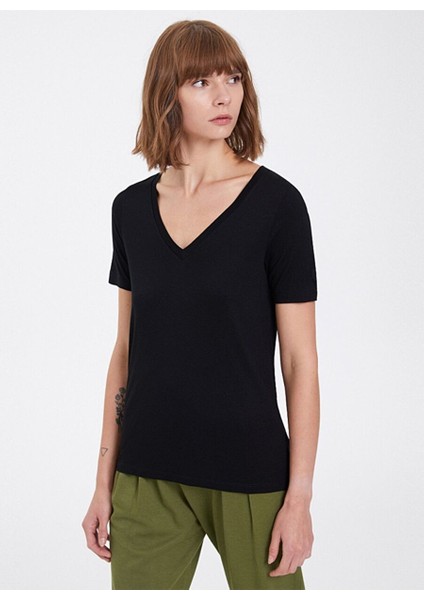 Siyah Basic V Yaka Viskon Regular Fit Kadın T-Shirt Essentıals Deep V-Neck