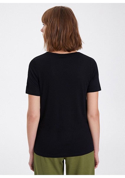 Siyah Basic V Yaka Viskon Regular Fit Kadın T-Shirt Essentıals Deep V-Neck
