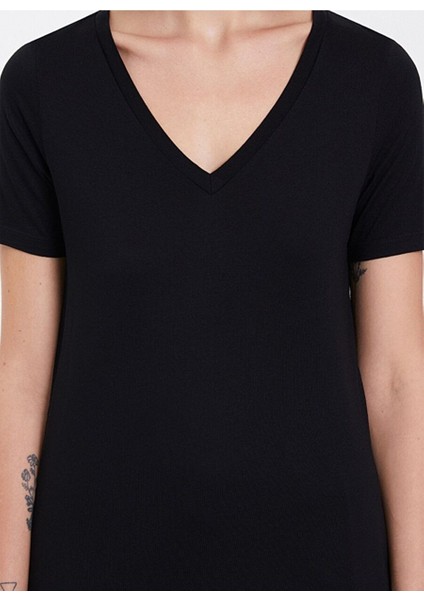 Siyah Basic V Yaka Viskon Regular Fit Kadın T-Shirt Essentıals Deep V-Neck