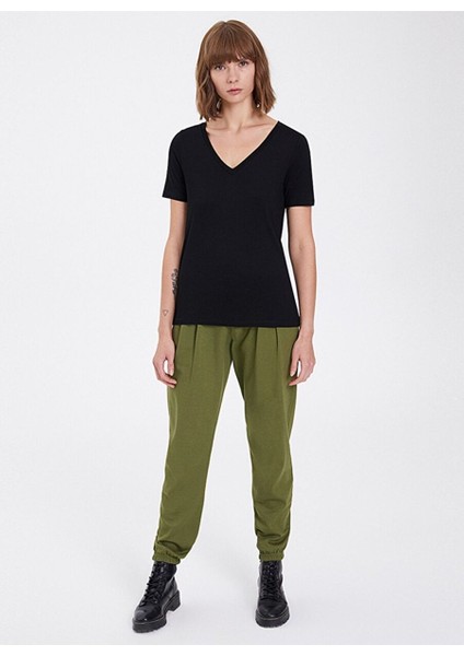 Siyah Basic V Yaka Viskon Regular Fit Kadın T-Shirt Essentıals Deep V-Neck