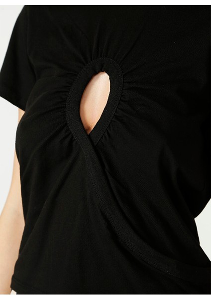 Önü Pencereli Siyah T-Shirt
