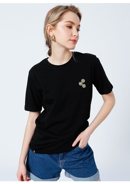 22SCTS206U-999 Grinding Bisiklet Yaka Rahat Kalıp Nakışlı Siyah Kadın T-Shirt modelleri