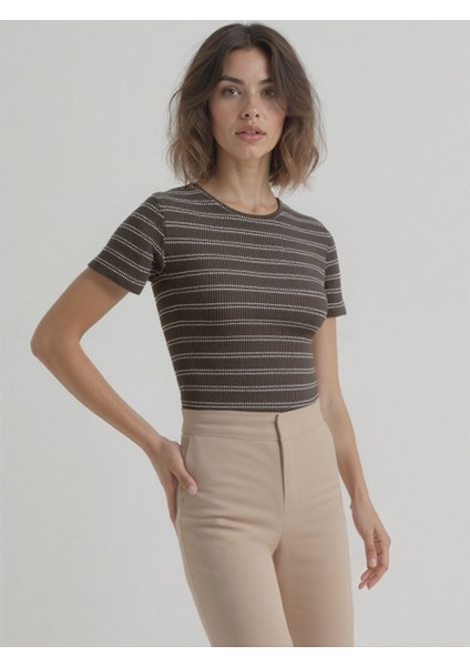 Kahve Bej Çizgili Bisiklet Yaka Kısa Kollu Kadın Crop T-Shirt Sandy