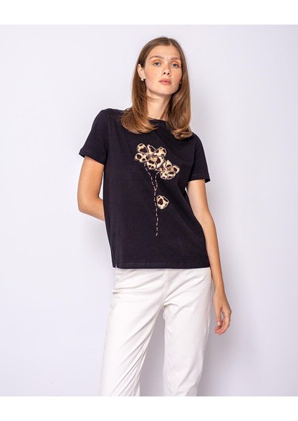 Yuvarlak Yaka Önü Çiçek Desenli Boncuk Işlemeli T-Shirt