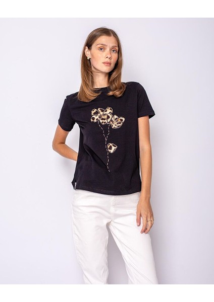 Yuvarlak Yaka Önü Çiçek Desenli Boncuk Işlemeli T-Shirt